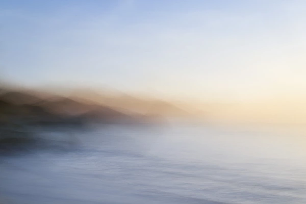 Paysage de la côte de la Charente-Maritime photographiée de manière floue. Photographie d'art en noir et blanc par Amar Guillen, artiste photographe.