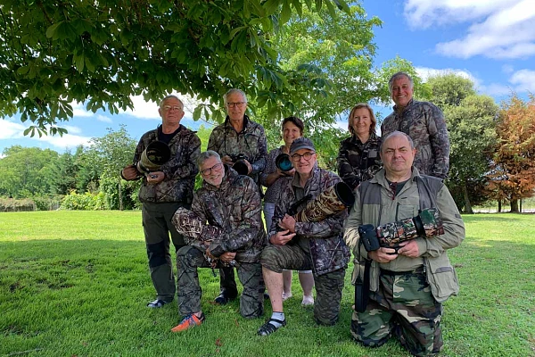 Les participants au stage de photo animalière consacré aux faons le 8 juillet en Charente-Maritime. Accroupis : Thierry, Eric et Philippe. Debout : Yves, Freddy, Pascale, Isabelle et Amar.
