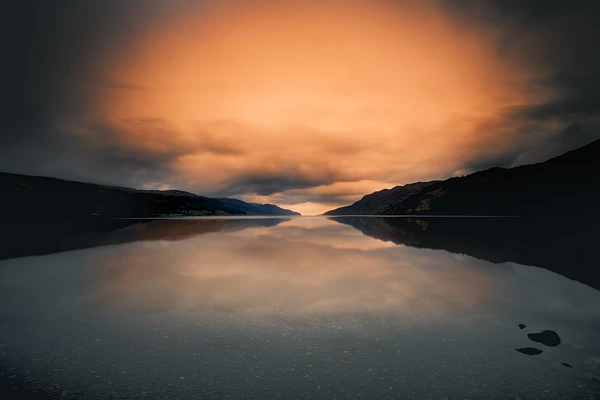 Paysage du Loch Ness dans les mid-Highlands en Ecosse. Photographie d'art en couleur par Amar Guillen, artiste photographe.