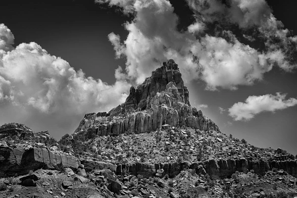 Paysage de Capitol Reef dans l'état de l'Utah aux Etats-Unis. Photographie d'art en noir et blanc par Amar Guillen, artiste photographe.