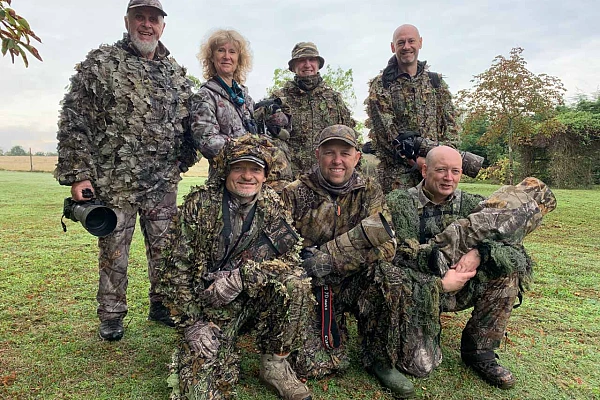 Les participants au stage de photo animalière brame du cerf du 1 octobre 2019 en Charente-Maritime. A genoux : Gilles, Raphaël et Benoit. Debout : Daniel, Annik, Pascale et Ludovic.