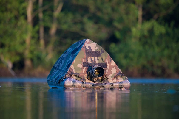 Un photographe dans un affût flottant sur un étang dans la Dombes.