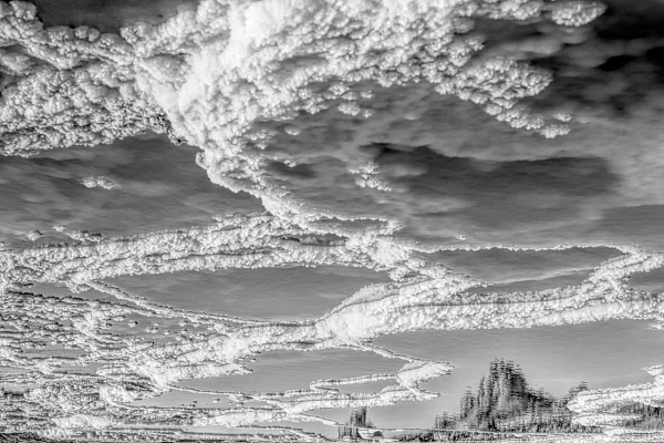Paysage en noir et blanc d'un paysage de Dallol photogrphié avec des reflets. Photographie d'art en noir et blanc par Amar Guillen, artiste photographe.