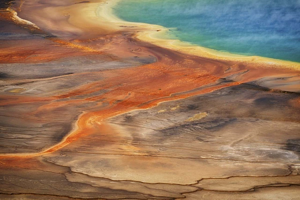 Paysage de Grand Prismatic Spring au Yellowstone. Photographie en couleur par Amar Guillen, artiste photographe.