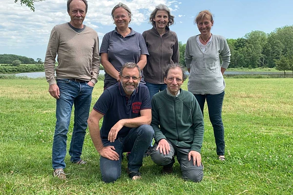 Les participants au stage de photo animalière en affûts flottants du 1 juin 2019 en Dombes. Accroupis : Alain et Robert. Debout : Jean-Luc, Sylvie, Francine et Christiane.