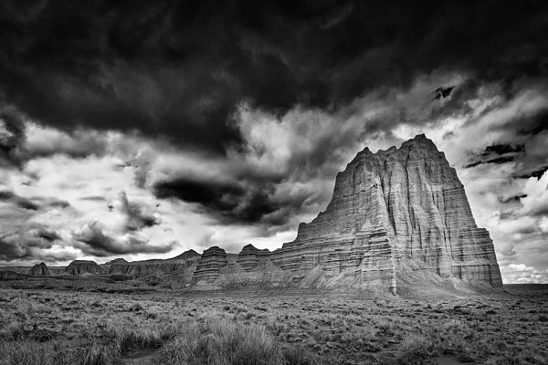 Paysage en noir et blanc de Cathedral Valley dans l'état de L'utah. Photo en noir et blanc par Amar Guillen.