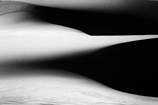 Photo en noir et blanc d'une dune dans le désert de White Sand Dunes au Nouveau Mexique aux Etats-Unis.