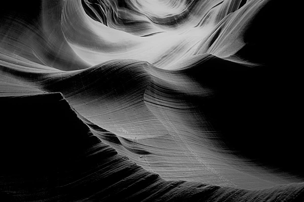 Photographie de Antelope Canyon en noir et blanc. Photographie par Amar Guillen, artiste photographe.