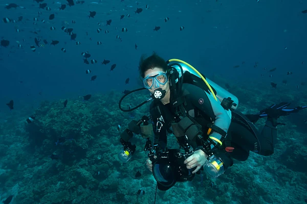 Emilie, l'une de nos fidèles stagiaires en plongée pendant l'un de nos stages aux Maldives.