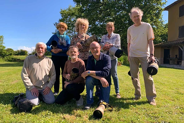 Les participants au stage de photo animalière en affûts flottants du 29 mai 2021 en Dombes. Accroupis : Philippe, Gilles et Pascal. Debout : Marie-Louise, Annik, Christiane et François.