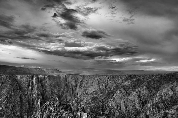 Paysage de Black and Canyon of the Gunnison dans le Colorado en noir et blanc. Photographie par Amar Guillen, artiste photographe.