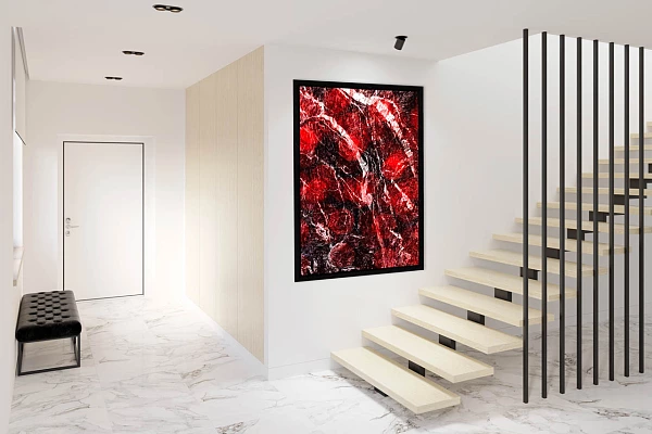 Une photo d'art abstraite exposée dans une montée d'escalier.
