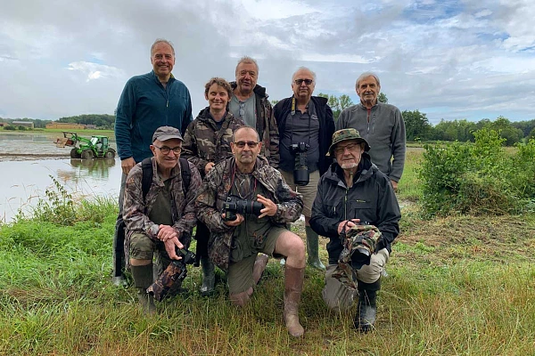 Les participants au stage de photo animalière en affûts flottants du 19 juin 2021 en Dombes. Accroupis : Eric, Bruno et Michel. Debout : Amar, Patricia, Jean-Jacques, Eric et James.