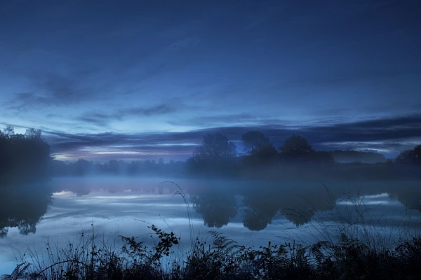 Heure bleue matinale en Haute-Saintonge en Charente-Maritime en France. Photographie d'art en couleur par Amar Guillen, artiste photographe.